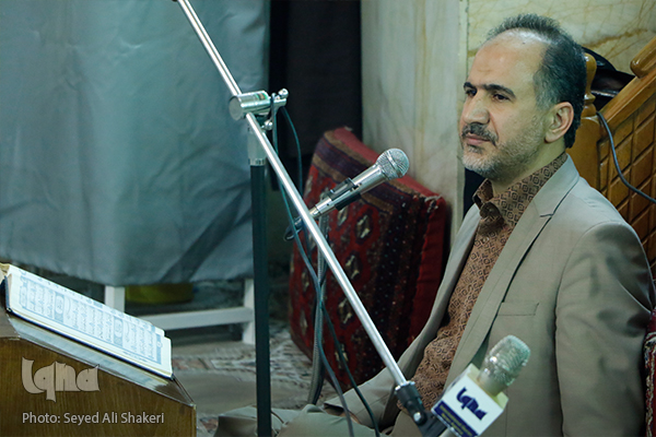 به گزارش ایکنا، جلسه آموزش عمومی قرآن اسماعیل عاکفی، مدرس و پیشکسوت قرآنی کشورمان، جمعه&zwnj;ها پس از اقامه نماز مغرب و عشا در مسجد فاطمیه واقع در خزانه بخارایی، فلکه سوم برگزار می&zwnj;شود.  بنابر گفته عاکفی &laquo;جلسه عمومی به مدت 15 دقیقه، پس از اقامه نماز مغرب و عشا برای تمامی نمازگزاران برگزار می&zwnj;شود و سپس یک ساعت و 30 دقیقه جلسه&zwnj; آموزش نکات تجویدی، فنون قرائت و صوت و لحن برگزار می&zwnj;شود و در ادامه آن نیز به مدت 45 دقیقه جلسه ویژه بیان مفاهیم و تفسیر قرآن و همچنین پاسخ به شبهات و پرسش&zwnj;ها برگزار خواهد شد&raquo;.  این جلسه شش ماهیست که پس از فروکش کردن کرونا از سرگرفته شده است. جلسه آموزش قرآن این مدرس قرآن در مدرسه پیامبر اعظم(ص) طی این دو سال کرونا برگزار نشده است. 