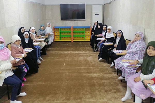 برگزاری دوره آموزش قرآن برای دختران عراقی در صحن حرم امامین کاظمین(ع) + عکس