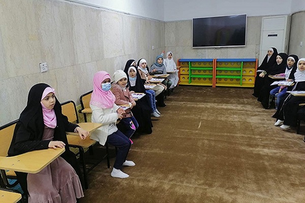 برگزاری دوره آموزش قرآن برای دختران عراقی در صحن حرم امامین کاظمین(ع) + عکس
