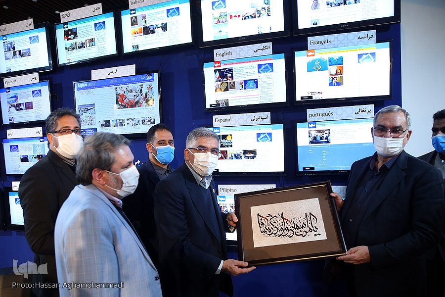 وزیر بهداشت در غرفه ایکنا حضور یافت