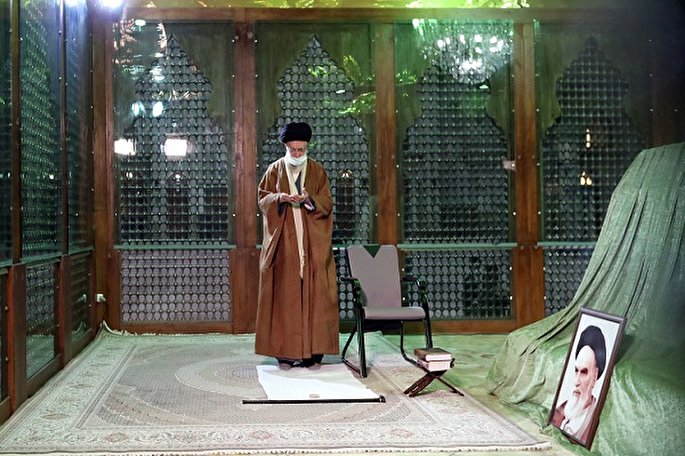 رهبر معظم انقلاب در مرقد امام خمینی(ره) و گلزار شهدا حضور یافتند رهبر معظم انقلاب در مرقد امام خمینی(ره) و گلزار شهدا حضور یافتند