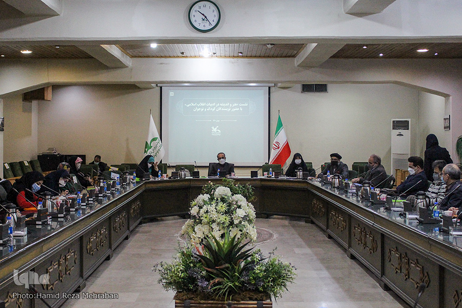 نشست هنر و اندیشه در ادبیات انقلاب اسلامی