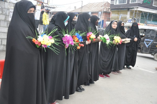 پخش گل با هدف حمایت از حجاب داشتن دانشجویان هندی مسلمان