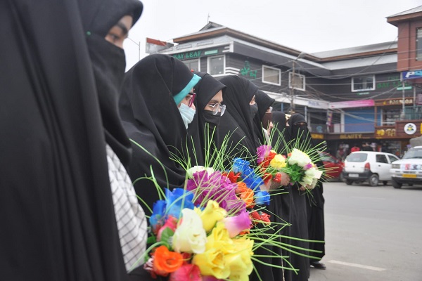 پخش گل با هدف حمایت از حجاب داشتن دانشجویان هندی مسلمان