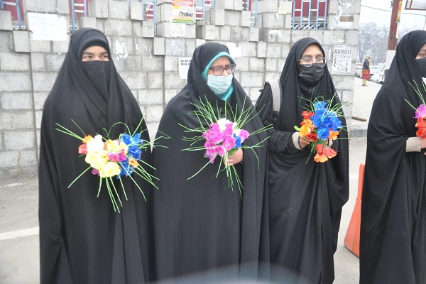 پخش گل با هدف حمایت از حجاب داشتن دانشجویان هندی مسلمان
