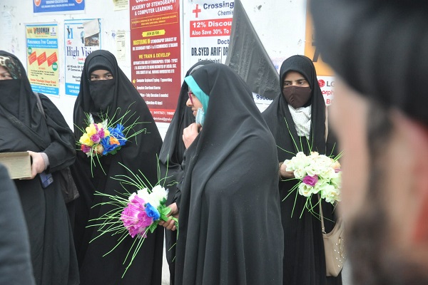 پخش گل با هدف حمایت از حجاب داشتن دانشجویان هندی مسلمان