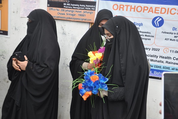 پخش گل با هدف حمایت از حجاب داشتن دانشجویان هندی مسلمان