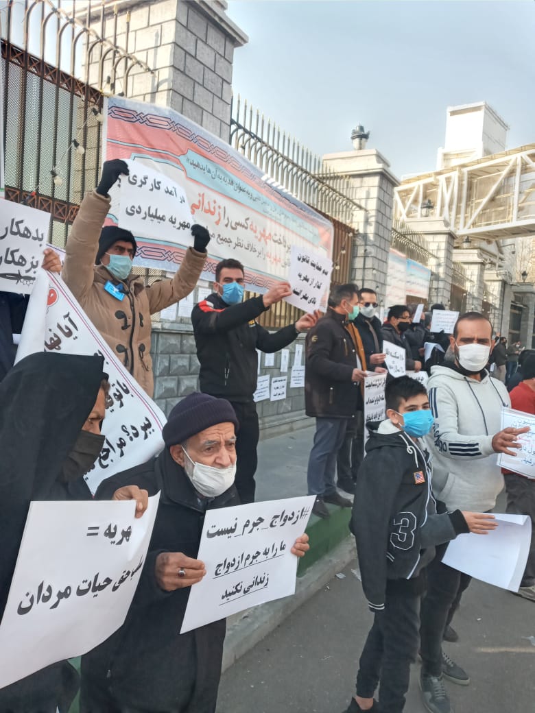 حامیان اصلاح قانون مهریه در مقابل مجلس چه کسانی هستند؟ چه می&zwnj;خواهند؟