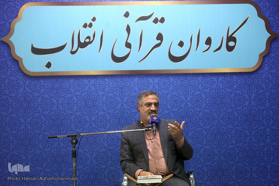 آغاز کاروان قرآنی انقلاب / استشمام عطر قرآن در شهر صنعتی ساوه