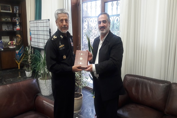 دیدار مسئولان کاروان قرآنی انقلاب با دریادار &laquo;سیاری&raquo;