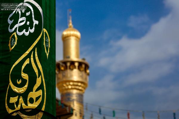 اهتزاز پرچم «یا قائم آل محمد» بر فراز گنبد حرم علوی + عکس