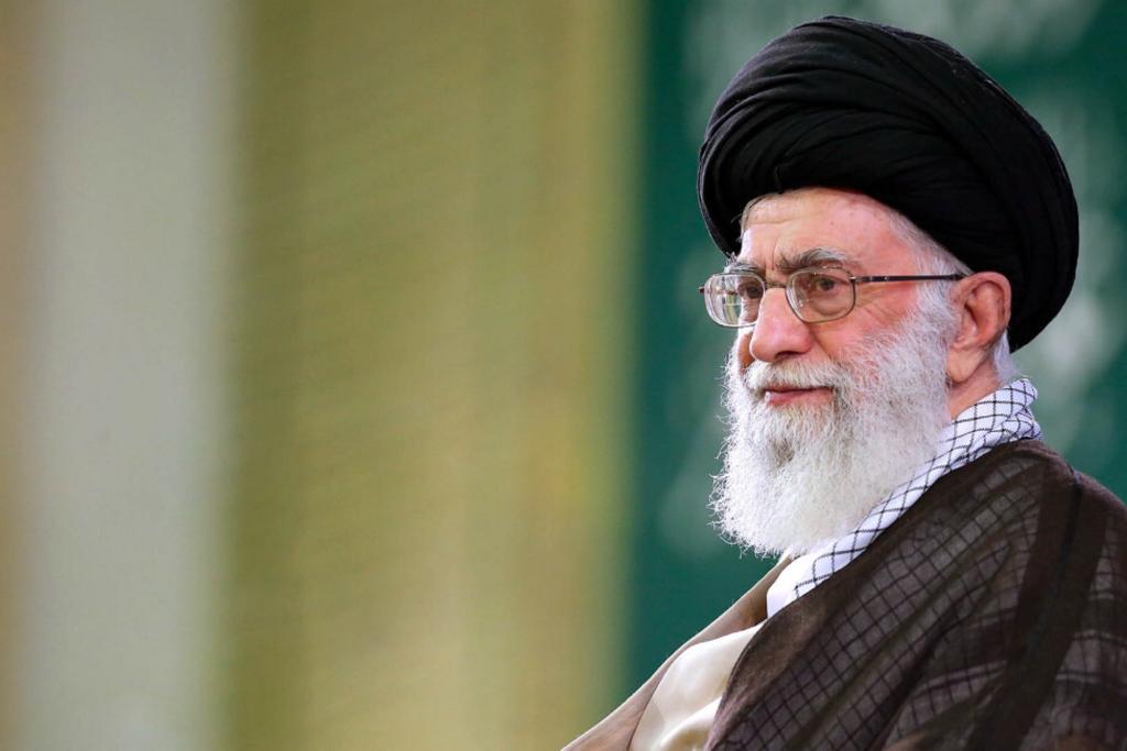 در حال تکمیل / صوت | تلاوت سوره قدر توسط رهبر انقلاب