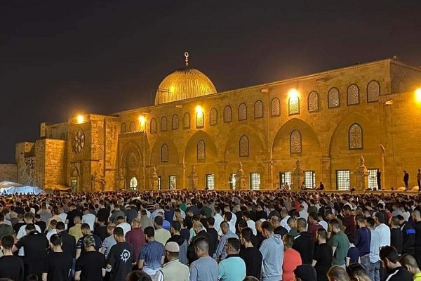 برپایی مراسم اعتکاف مسجد الاقصی با حضور 90 هزار فلسطینی/زخمی شدن 100 نفر دیگر در یورش نظامیان صهیونیست