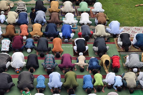 اقامه نماز عید فطر در مساجد کشمیر با رعایت اصول بهداشتی + عکس اقامه نماز عید فطر در مساجد کشمیر با رعایت اصول بهداشتی + عکس