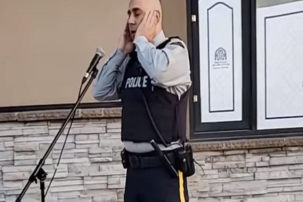 اذان گفتن پلیس مسلمان با یونیفورم نظامی برای مسجدی در کانادا با استقبال روبهرو شد/آماده اذان گفتن پلیس مسلمان با یونیفورم نظامی برای مسجدی در کانادا با استقبال روبهرو شد/آماده