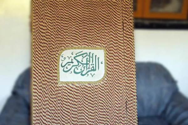 کتابت مصحفی بزرگ با ساده ترین ابزار خوشنویسی توسط خطاط سوری + عکس