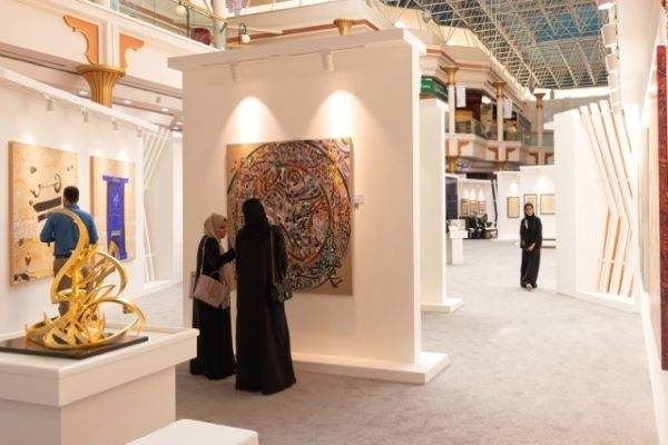 آماده// نمایش قدیمیترین صفحه قرآن کریم در نمایشگاه کتابت و خوشنویسی ریاض