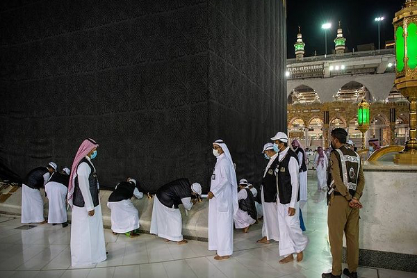 لباس احرام بر تن کعبه در آستانه موسم حج لباس احرام بر تن کعبه در آستانه موسم حج