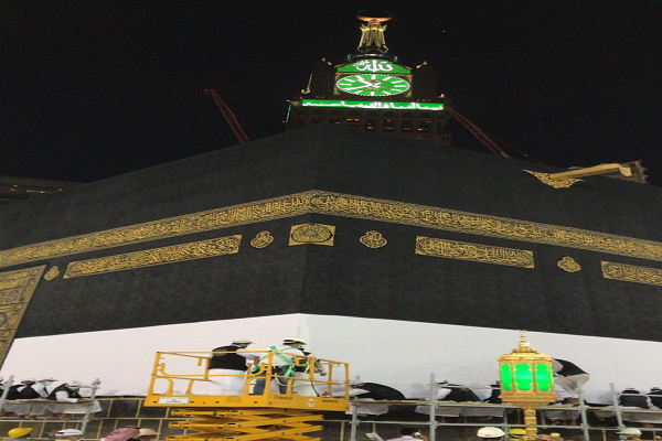 لباس احرام بر تن کعبه در آستانه موسم حج لباس احرام بر تن کعبه در آستانه موسم حج