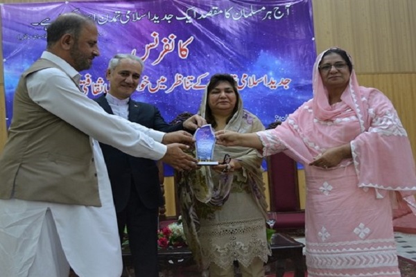 برگزاری کنفرانسی با موضوع زنان و ارتباطات در پیشاور پاکستان / آماده