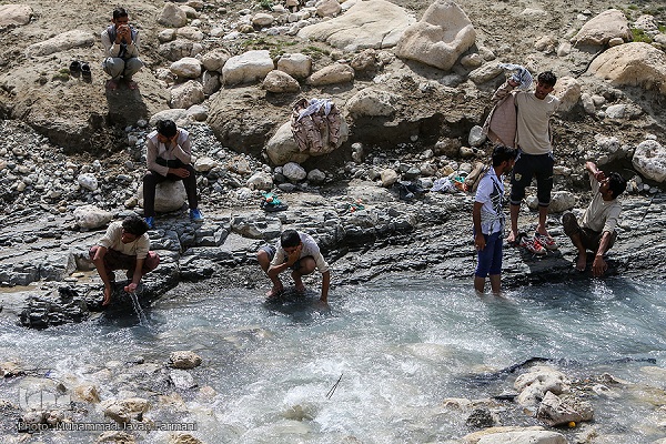 مسئولان به گروه‌های جهادی اعتماد کنند / مزایای حضور گروه‌های جهادی در میان مردم