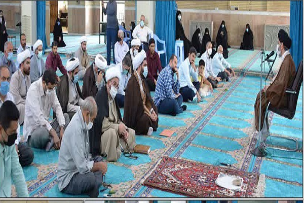 طلاب باید بیش از مردم مواظب رفتار خود باشند