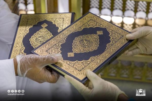 بازگرداندن قرآن به قفسههای مسجدالحرام با رعایت تدابیر کرونایی بازگرداندن قرآن به قفسههای مسجدالحرام با رعایت تدابیر کرونایی