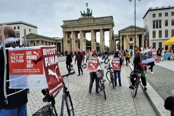 ادامه کمپین تحریم شرکت پوما در حمایت از فلسطین در انگلیس + عکس ادامه کمپین تحریم شرکت پوما در حمایت از فلسطین در انگلیس + عکس