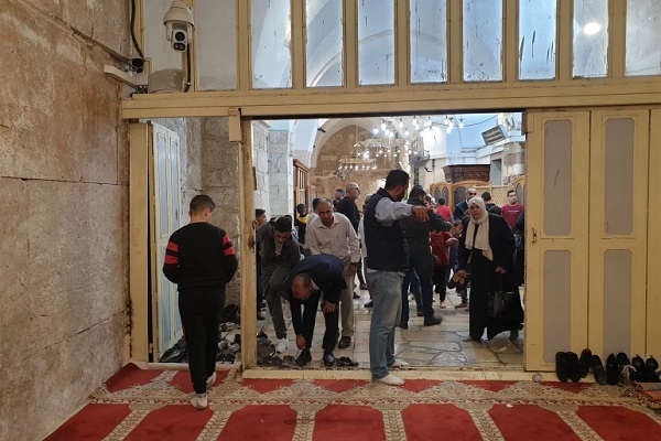 اقامه نماز هزاران فلسطینی در مسجد ابراهیمی به مناسبت میلاد پیامبر اکرم (ص)