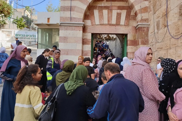 اقامه نماز هزاران فلسطینی در مسجد ابراهیمی به مناسبت میلاد پیامبر اکرم (ص)