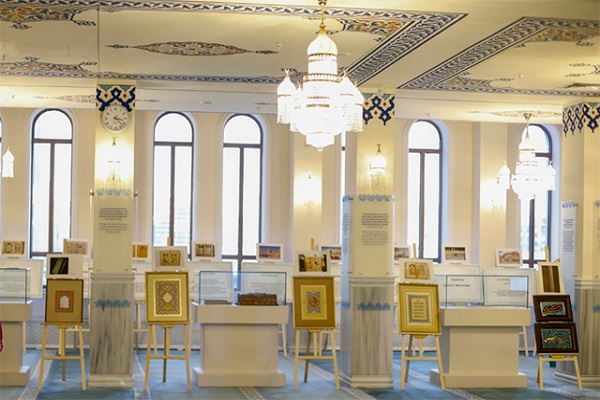 نمایش آثار خوشنویسی قرآنی هنرمندان ایران در مسجد جامع مسکو/آماده