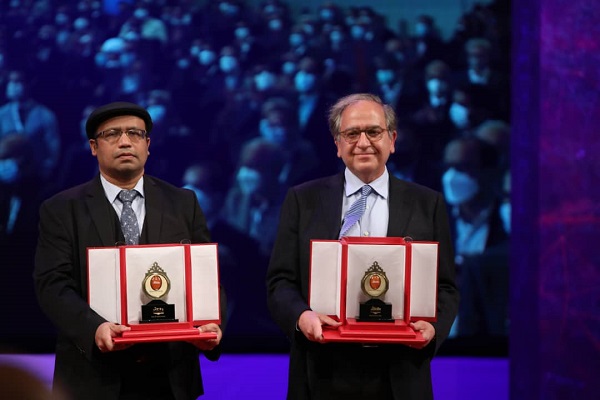 تجلیل از برترین دانشمندان جهان اسلام/ کامران وفا جایزه خود را برای توسعه علم در ایران هدیه کرد تجلیل از برترین دانشمندان جهان اسلام/ کامران وفا جایزه خود را برای توسعه علم در ایران هدیه کرد