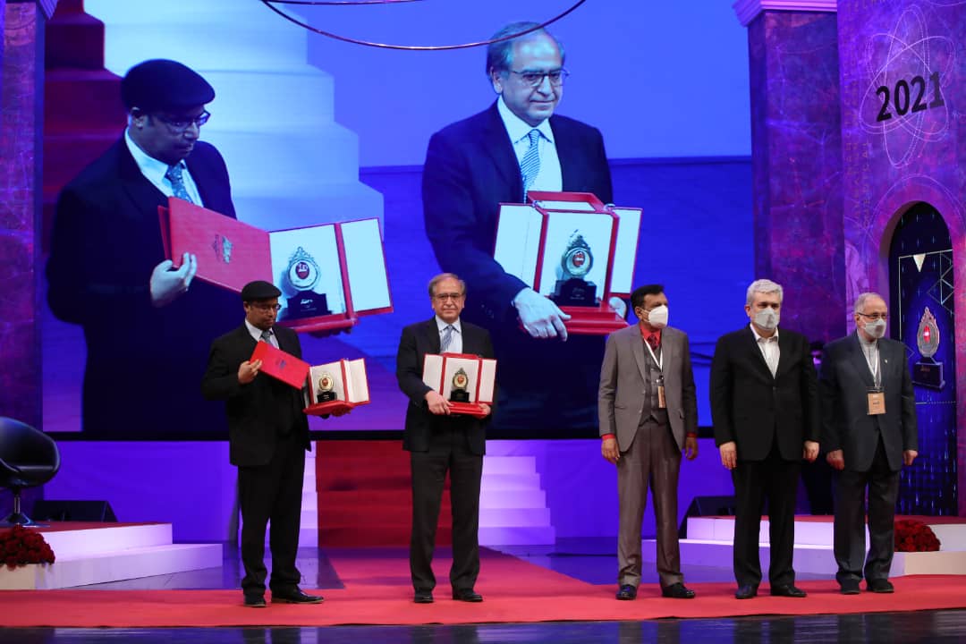 تجلیل از برترین دانشمندان جهان اسلام/ کامران وفا جایزه خود را برای توسعه علم در ایران هدیه کرد