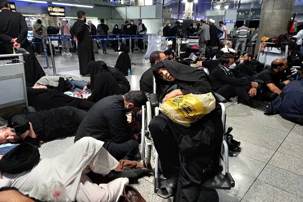 تأخیرهای طولانی پروازهای اربعین/ عزاداری مردم در فرودگاه امام خمینی(ره)+فیلم