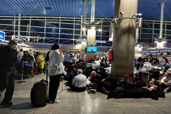 تأخیرهای طولانی پروازهای اربعین/ عزاداری مردم در فرودگاه امام خمینی(ره)+فیلم