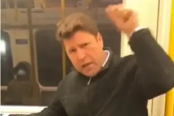 حمله اسلامهراسانه به جوان مسلمان در مترو لندن حمله اسلامهراسانه به جوان مسلمان در مترو لندن