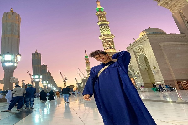 حس خوب قرآن‌خوانی خواننده انگلیسی در مسجد پیامبر(ص) + فیلم