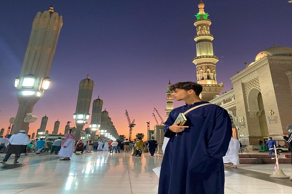 حس خوب قرآن‌خوانی خواننده انگلیسی در مسجد پیامبر(ص) + فیلم