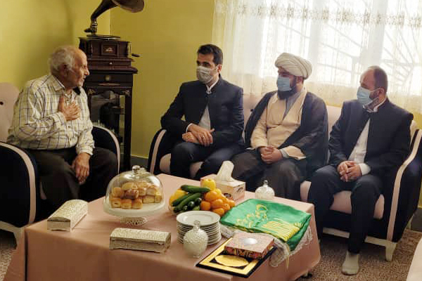 دیدار رئیس اداره تبلیغات اسلامی رباط کریم با خانواده‌ شهید ترکاشوند