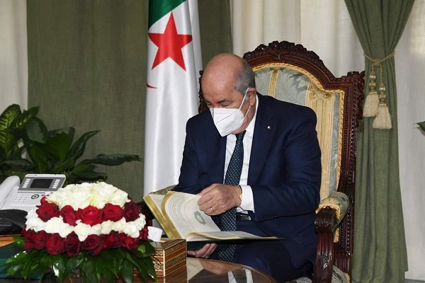 اهدای قرآن از سوی تولیت مسجد پاریس به رئیس‌جمهور الجزایر