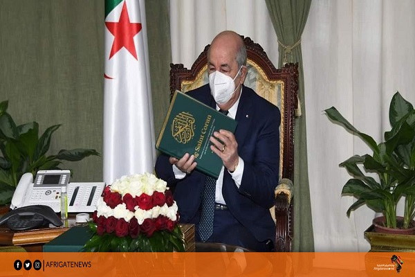 اهدای قرآن از سوی تولیت مسجد پاریس به رئیسجمهور الجزایر اهدای قرآن از سوی تولیت مسجد پاریس به رئیسجمهور الجزایر