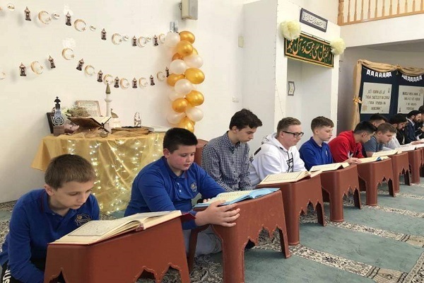 جمع‌خوانی قرآن در کالج فارسی بوسنیایی سارایوو + عکس