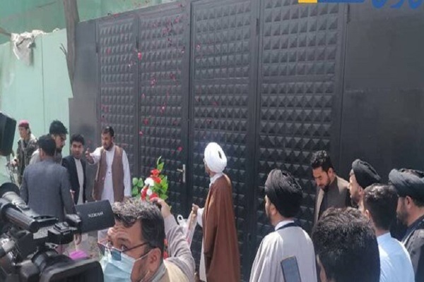 حمایت از همدلی مردم دو کشور با اهدای گل به سفارت ایران در کابل