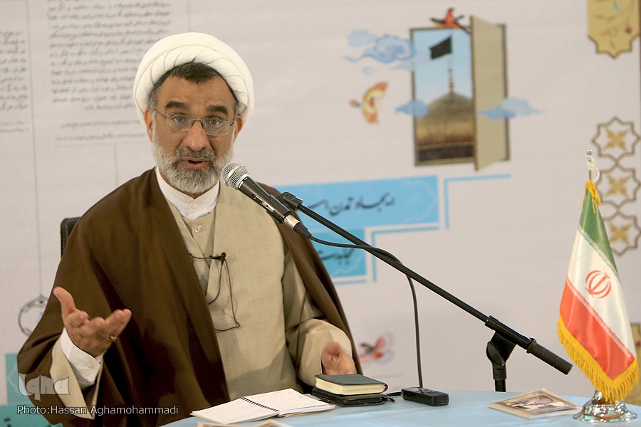 منظومه فکری امامین انقلاب را از کتابخانه به سطح جامعه بیاوریم