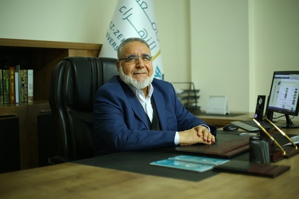 شیخ مصطفی مسلم در زمان تصدی ریاست دانشگاه «جامعة الزهرا» در شهر غازی عنتاب در ترکیه شیخ مصطفی مسلم در زمان تصدی ریاست دانشگاه «جامعة الزهرا» در شهر غازی عنتاب در ترکیه