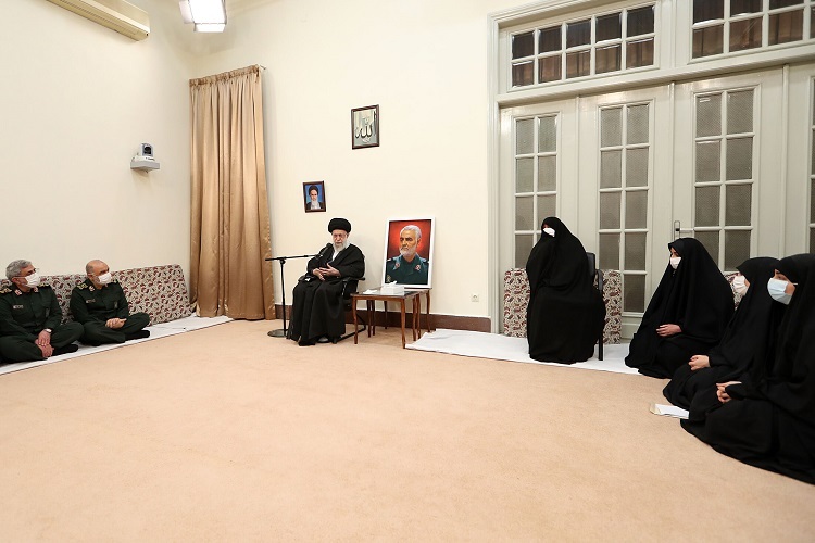 رهبر معظم انقلاب در دیدار خانواده و اعضای ستاد بزرگداشت سردار سلیمانی رهبر معظم انقلاب در دیدار خانواده و اعضای ستاد بزرگداشت سردار سلیمانی