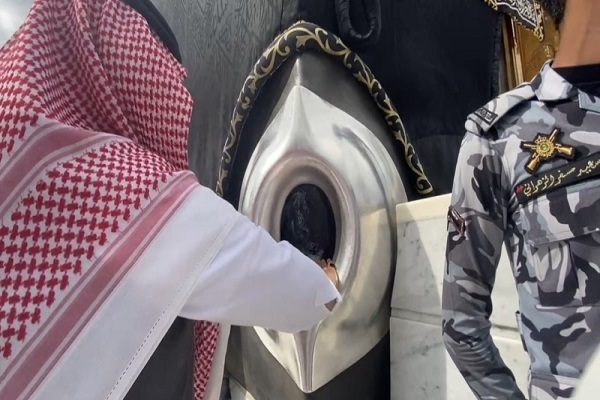 عطرآگین ساختن کعبه و مسجدالحرام