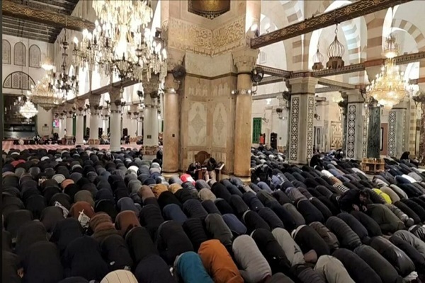 مسجدالاقصی از حضور هزاران نفر در نماز صبح جمعه تا نمازخواندن وزیر انگلیسی مسجدالاقصی از حضور هزاران نفر در نماز صبح جمعه تا نمازخواندن وزیر انگلیسی