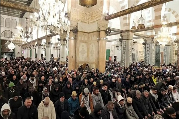 مسجدالاقصی از حضور هزاران نفر در نماز صبح جمعه تا نمازخواندن وزیر انگلیسی مسجدالاقصی از حضور هزاران نفر در نماز صبح جمعه تا نمازخواندن وزیر انگلیسی