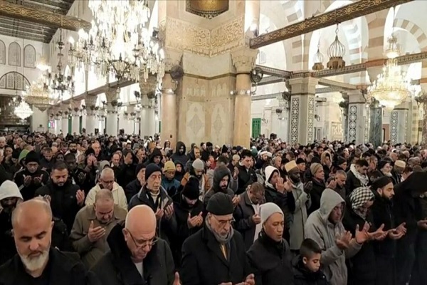 مسجدالاقصی از حضور هزاران نفر در نماز صبح جمعه تا نمازخواندن وزیر انگلیسی مسجدالاقصی از حضور هزاران نفر در نماز صبح جمعه تا نمازخواندن وزیر انگلیسی
